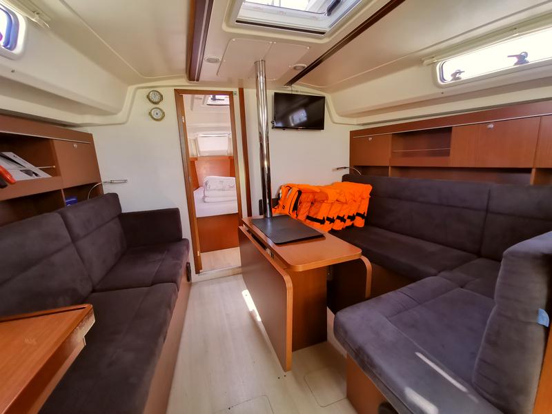 Book yachts online - sailboat - Hanse 385 - Abrazo - rent