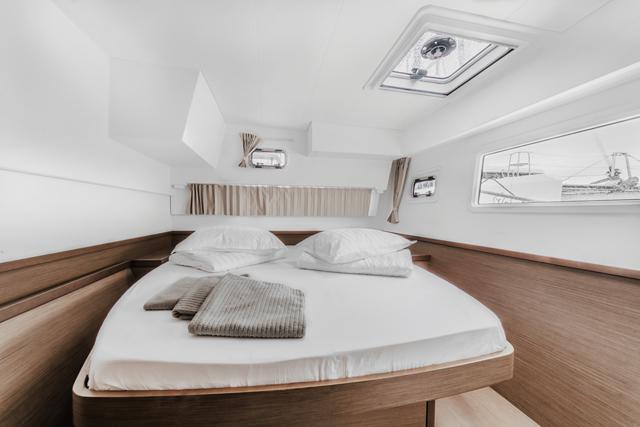 Book yachts online - catamaran - Lagoon 42 - ARTEMIS - rent