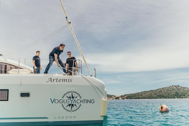 Book yachts online - catamaran - Lagoon 42 - ARTEMIS - rent