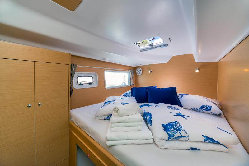 Book yachts online - catamaran - Lagoon 380 - Queen Mia - rent