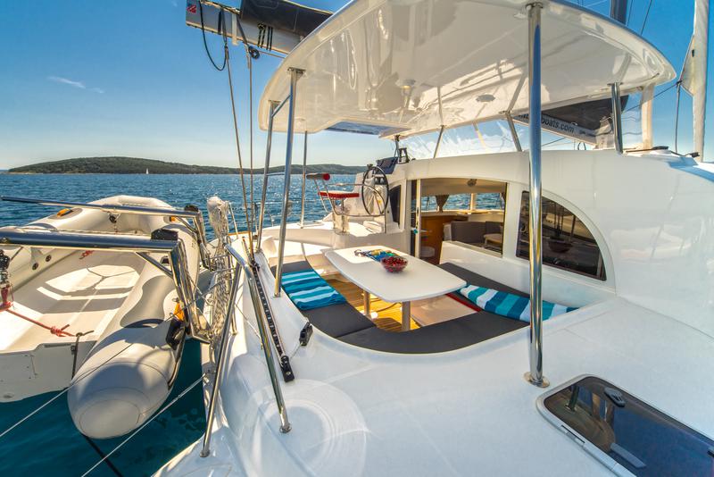 Book yachts online - catamaran - Lagoon 380 - Queen Mia - rent