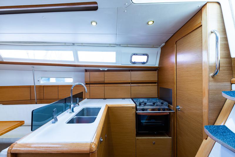 Book yachts online - sailboat - Jeanneau Sun Odyssey 379 - Amor Fati - rent