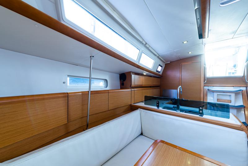 Book yachts online - sailboat - Jeanneau Sun Odyssey 379 - Amor Fati - rent