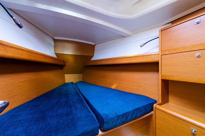 Book yachts online - sailboat - Jeanneau Sun Odyssey 379 - Amor Fati - rent