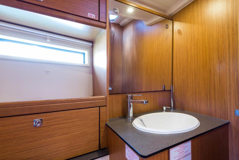 Book yachts online - sailboat - Bavaria Cruiser 56 - Breathless - rent