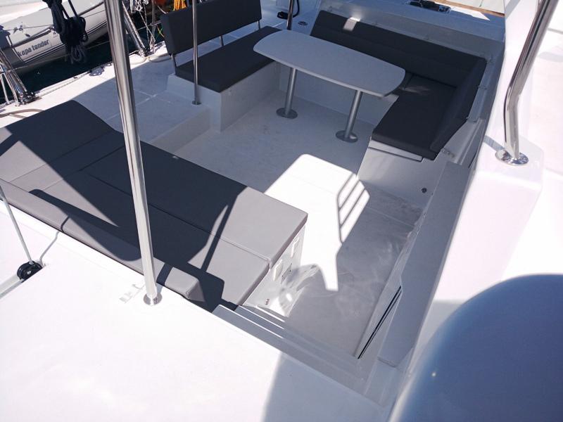 Book yachts online - catamaran - Lagoon 450  Flybridge - Golden Dream - rent