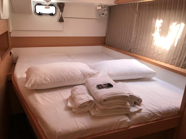 Book yachts online - catamaran - Lagoon 400 S2 - Tulip - rent