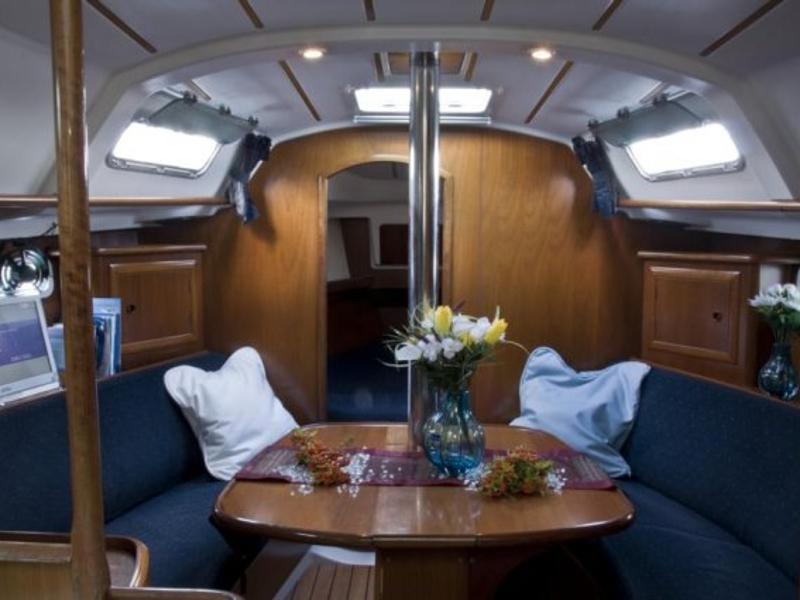 Book yachts online - sailboat - Beneteau 331 Master - SY Romantika - rent