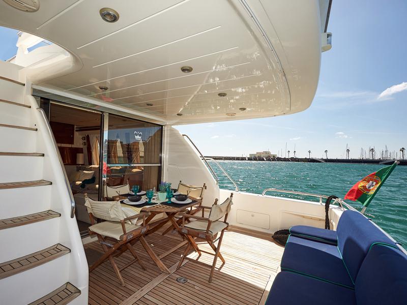 Book yachts online - motorboat - Princess 20M - Seafree - rent