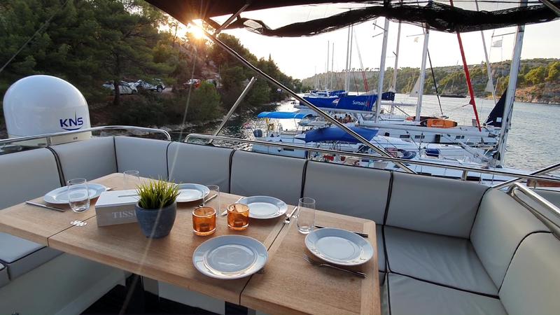 Book yachts online - motorboat - Monte Carlo 5 - Sundowner - rent