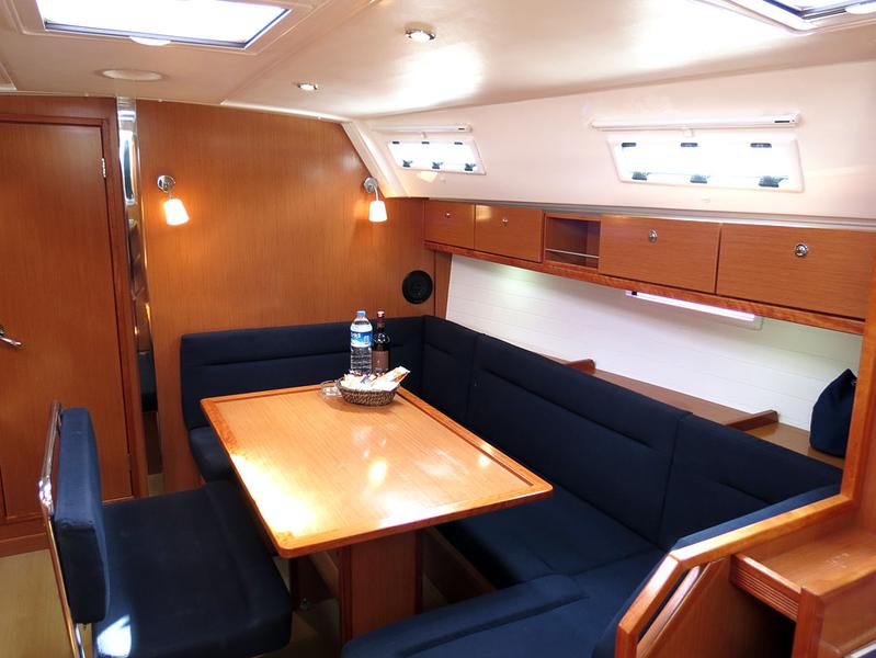 Book yachts online - sailboat - Bavaria Cruiser 40 - Almina - rent