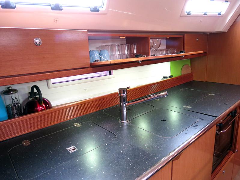 Book yachts online - sailboat - Bavaria Cruiser 40 - Almina - rent