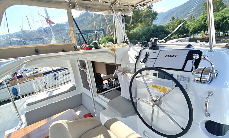 Book yachts online - catamaran - Lagoon 40 - Falcon - rent