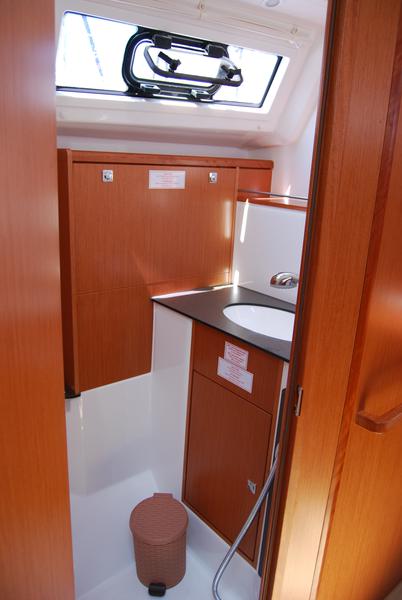 Book yachts online - sailboat - Bavaria Cruiser 37 - Anemos - rent
