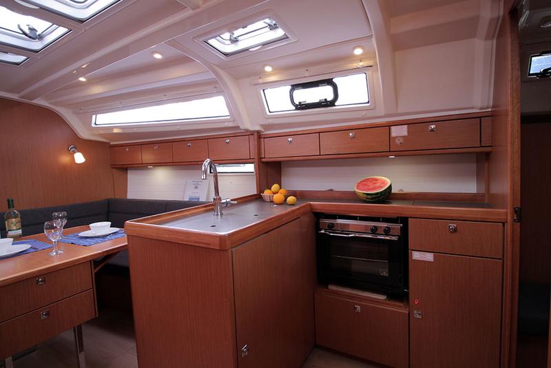 Book yachts online - sailboat - Bavaria Cruiser 37 - Black Pearl - rent
