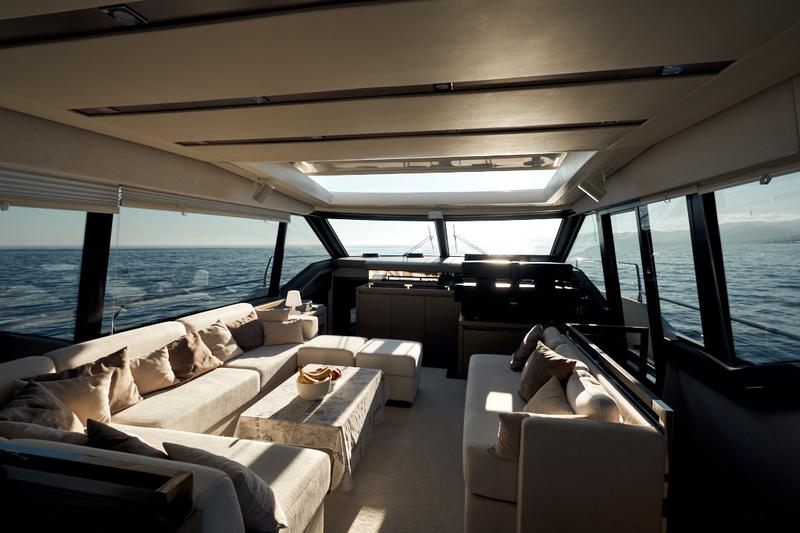 Book yachts online - motorboat - Prestige 680 S - Smeralda Blu - rent