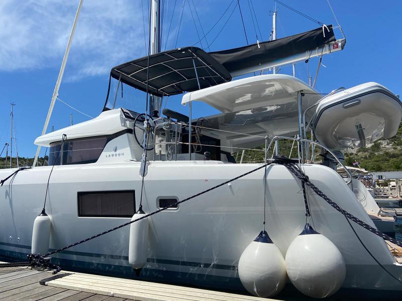 Book yachts online - catamaran - Lagoon 42 - POSEIDON new 2021+AC+G - rent