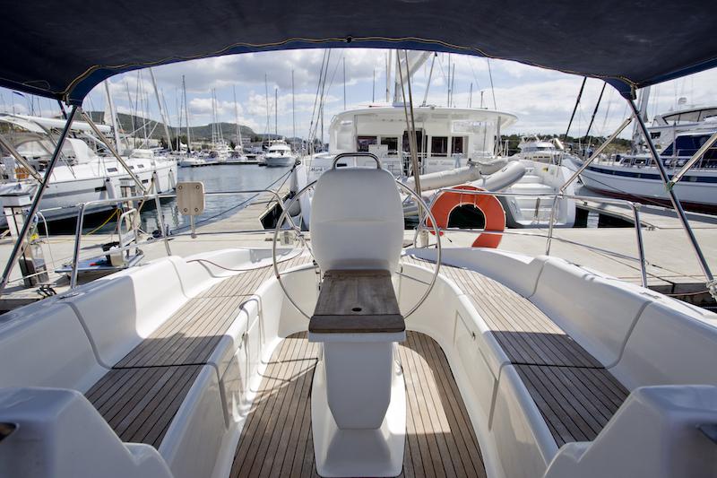 Book yachts online - sailboat - Bavaria 37 Cruiser - Ikona - rent