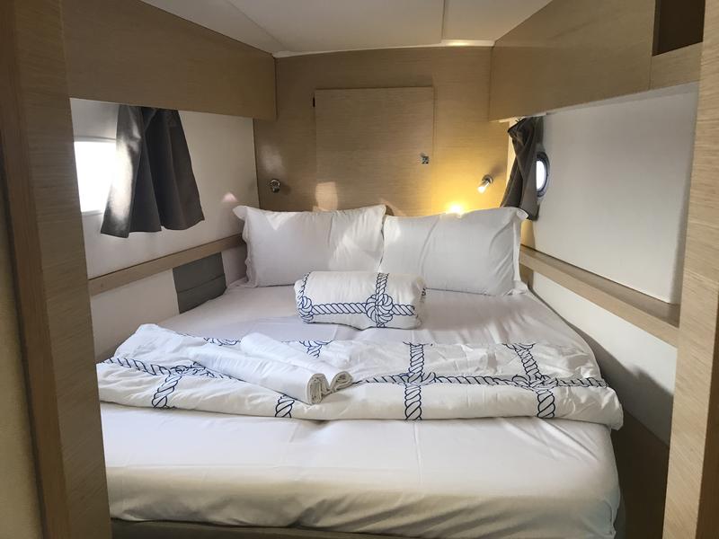 Book yachts online - catamaran - Helia 44 - Pixie Dixie (A/C, Generator) - rent