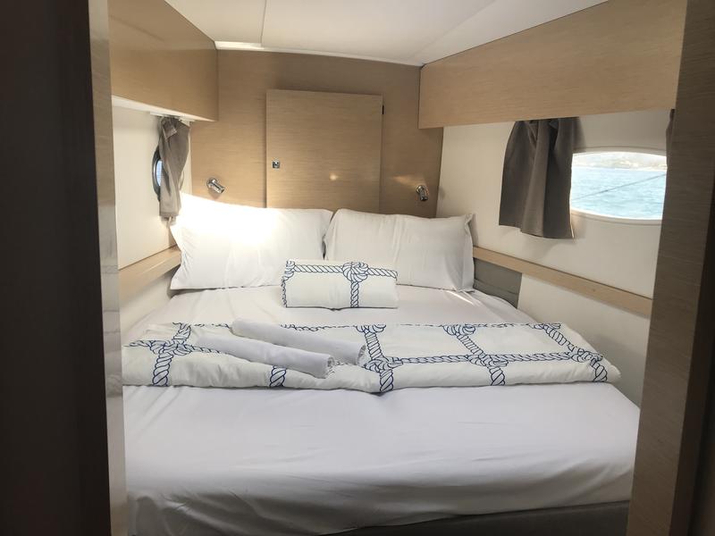 Book yachts online - catamaran - Helia 44 - Pixie Dixie (A/C, Generator) - rent