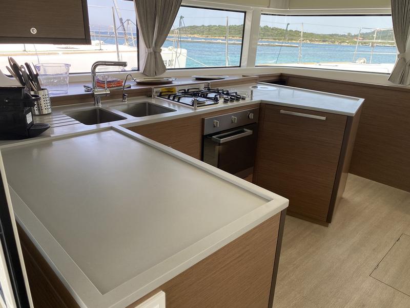 Book yachts online - catamaran - Lagoon 52F (5 cab) - Naka (GND) - rent