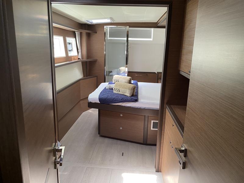 Book yachts online - catamaran - Lagoon 52F (5 cab) - Naka (GND) - rent