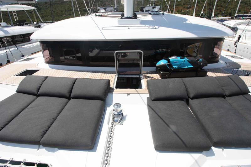 Book yachts online - catamaran - Lagoon 620 (10+3) - The Sun (SXM)  (5 cab + 3 crew) (AC, WM, Generator, Inverter, Tender Lift) - rent