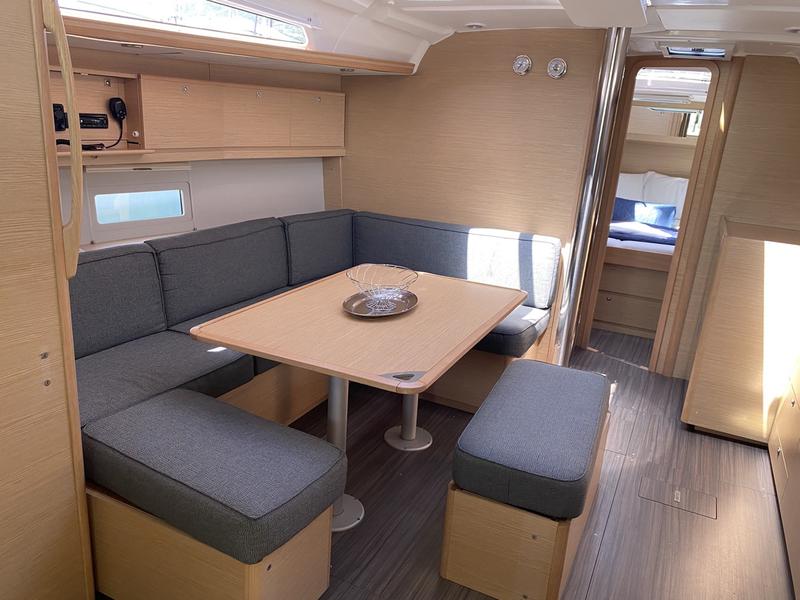 Book yachts online - sailboat - Dufour 430 Grand Large - Pavo - rent