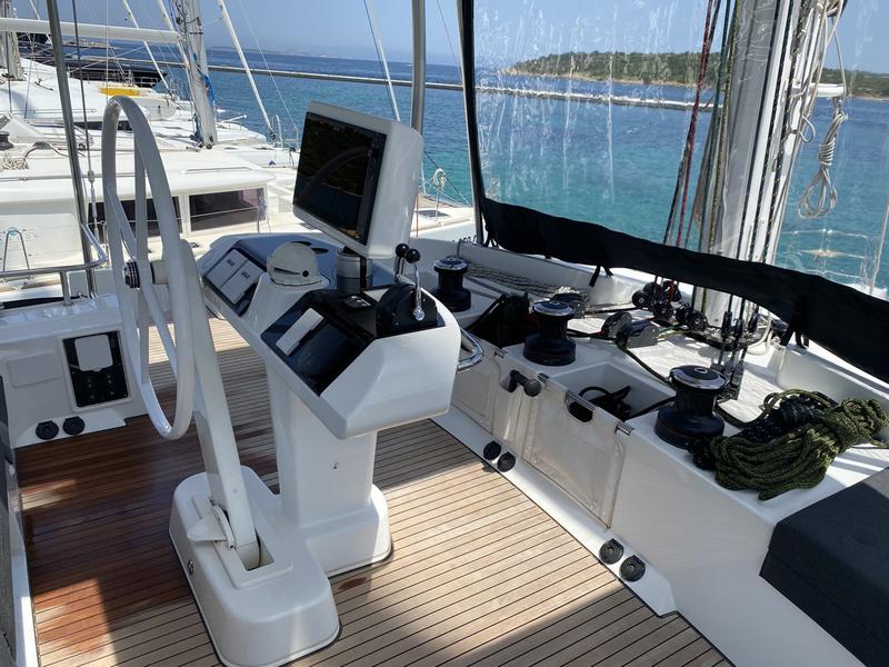 Book yachts online - catamaran - Lagoon 52F (5 cab) - Naka (TOR) - rent