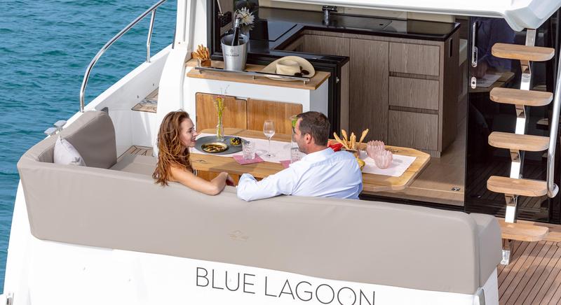 Book yachts online - motorboat - Sealine F430 - BLUE LAGOON - rent