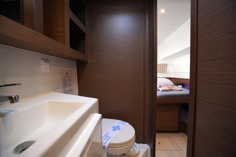 Book yachts online - catamaran - Lagoon 42 - Little Dream - rent