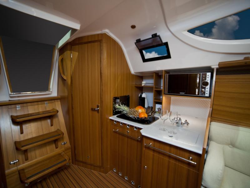 Book yachts online - sailboat - Maxus 33.1 RS Prestige - MIDNIGHT SUN - rent