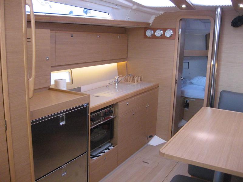 Book yachts online - sailboat - Dufour 390 Grand Large - Foxtrot - rent