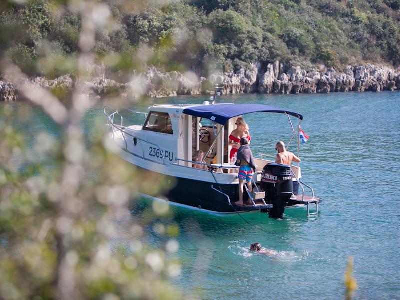 Book yachts online - motorboat - Leidi 660 - H4 - rent