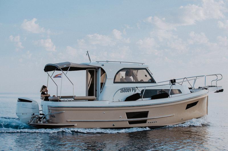 Book yachts online - motorboat - Leidi 800R - H8 - rent