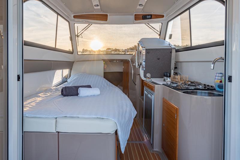 Book yachts online - motorboat - Leidi 800R - H8 - rent