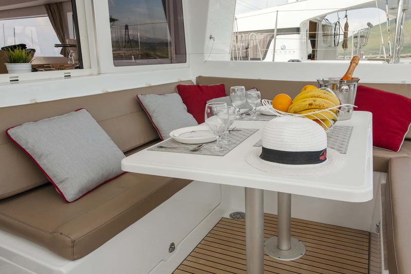 Book yachts online - catamaran - Lagoon 400 S2 - Tangerine Dream - rent