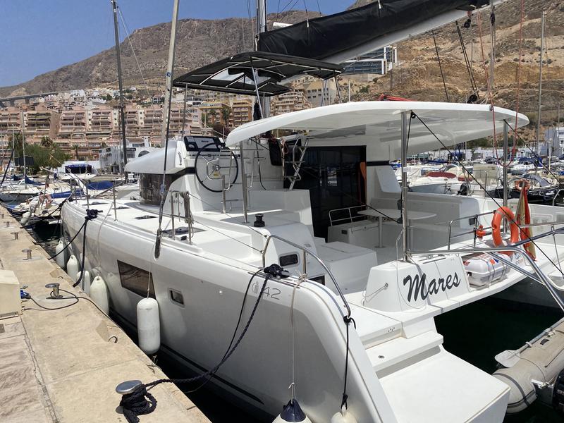Book yachts online - catamaran - Lagoon 42 - Mares - rent