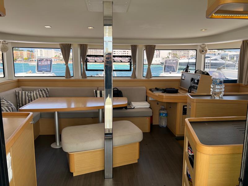 Book yachts online - catamaran - Lagoon 42 - Mares - rent