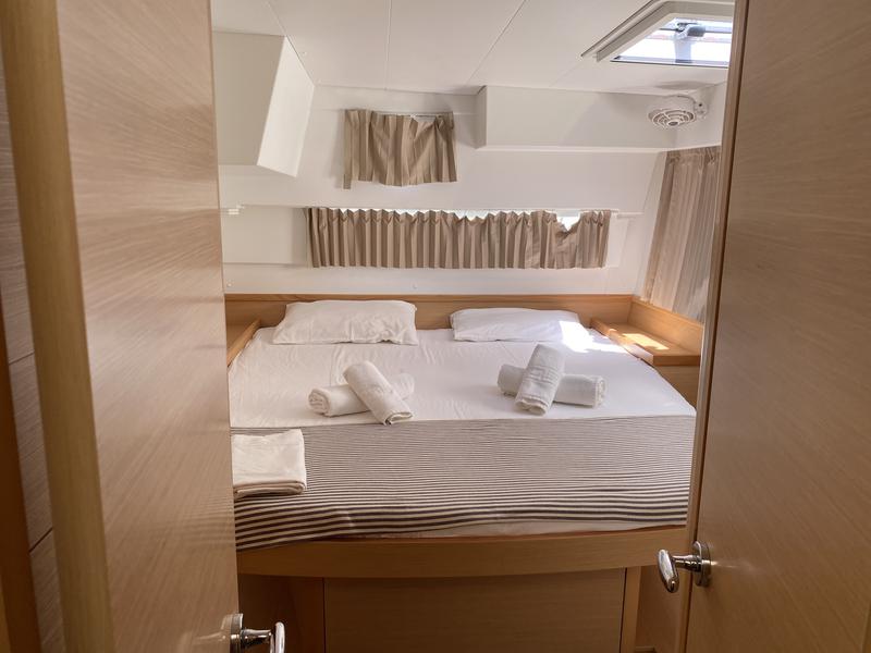 Book yachts online - catamaran - Lagoon 42 - Mares - rent