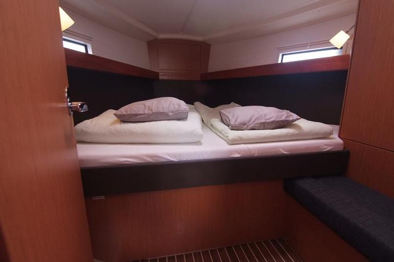 Book yachts online - sailboat - Bavaria Cruiser 37 - BURA  - rent