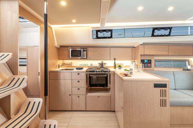 Book yachts online - sailboat - Bavaria C42 - GALA - rent