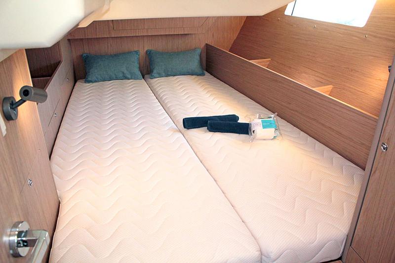 Book yachts online - sailboat - Oceanis 41.1 (2 Heads) - UNDER PRESSURE - rent