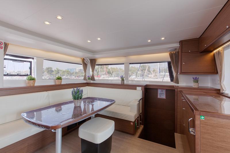 Book yachts online - catamaran - Lagoon 450  Flybridge - Smile - rent