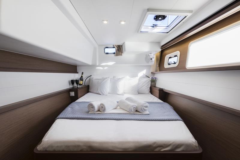 Book yachts online - catamaran - Lagoon 450  Flybridge - Smile - rent
