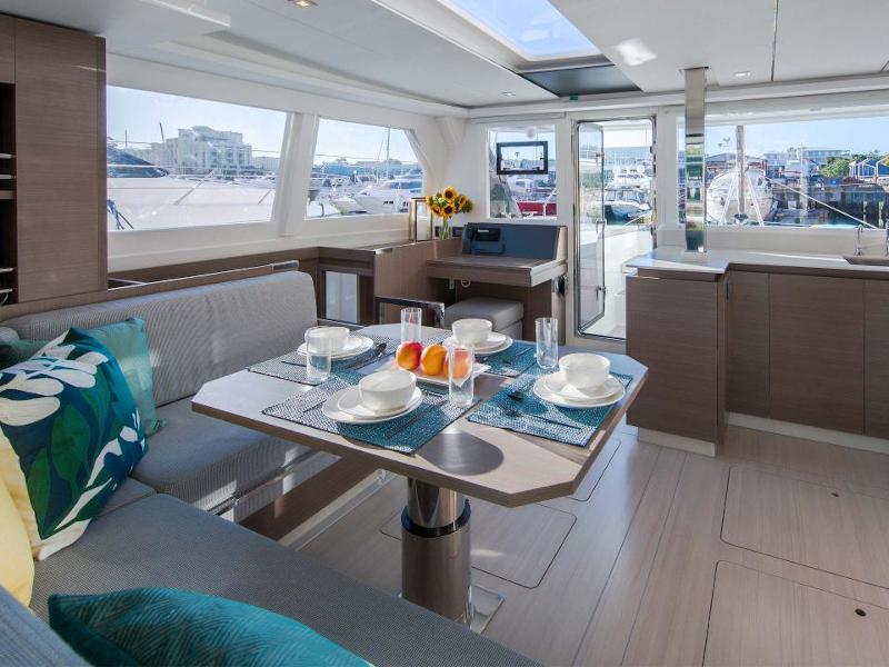 Book yachts online - catamaran - Moorings 4200/3 - Moorings 4200/3 (2022) - rent