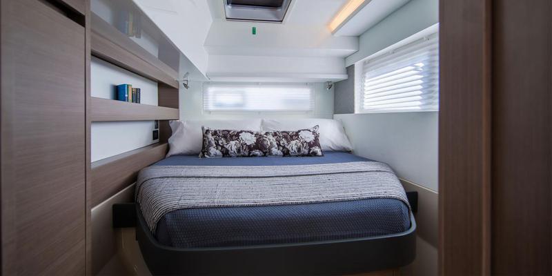 Book yachts online - catamaran - Moorings 4200/4 - Moorings 4200/4 (2022) - rent