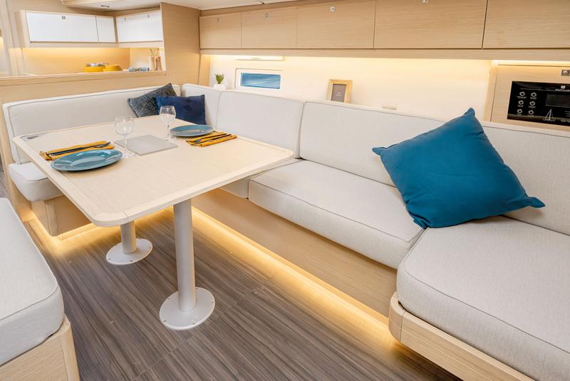Book yachts online - sailboat - Dufour 430 - Triumph - rent