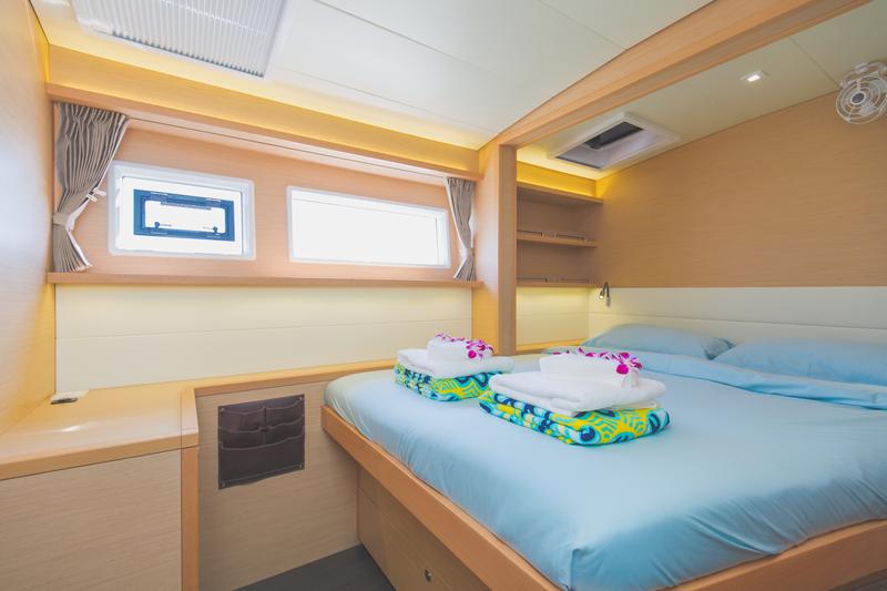 Book yachts online - catamaran - Lagoon 52F - Blue Moon - rent