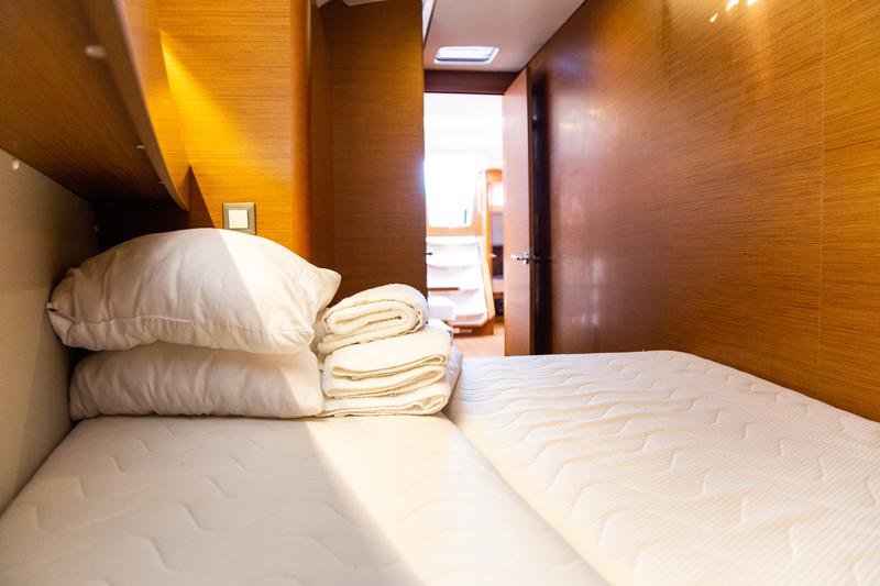 Book yachts online - sailboat - Sun Odyssey 490 (8) - CONTIGO - rent